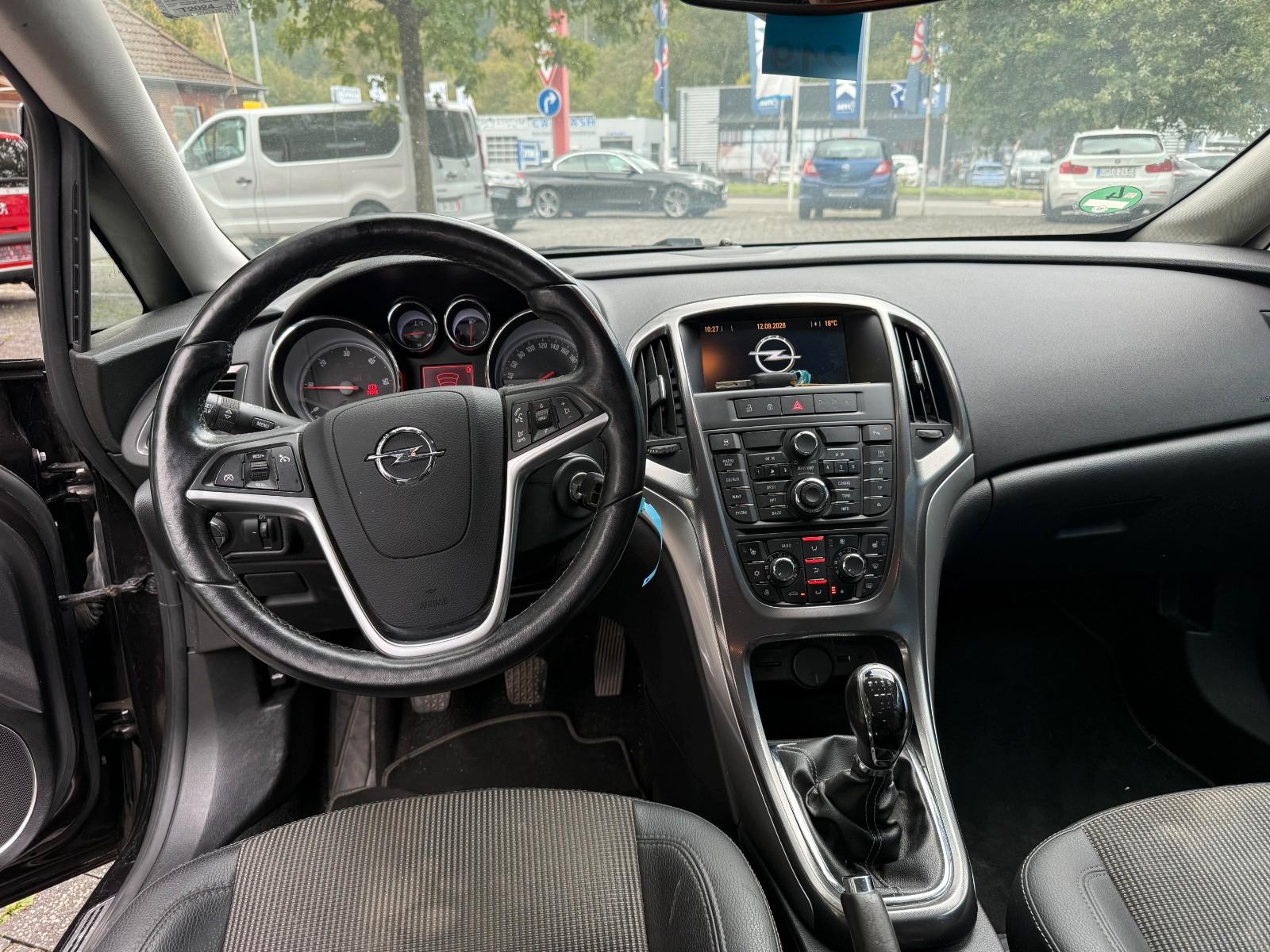 Opel Astra 2012 — photo 10