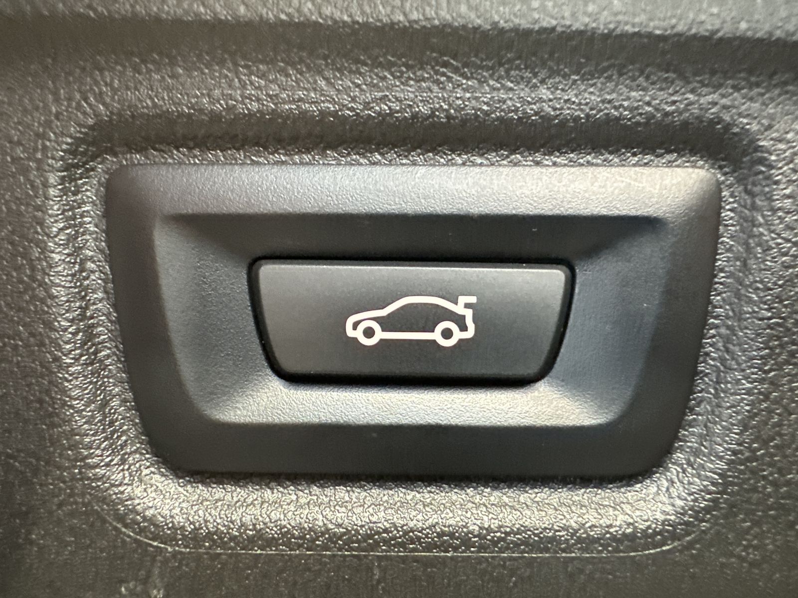 Fahrzeugabbildung BMW 330e Touring M-Sport NAV+LED+PANO+19ZO+ALARM+1HD