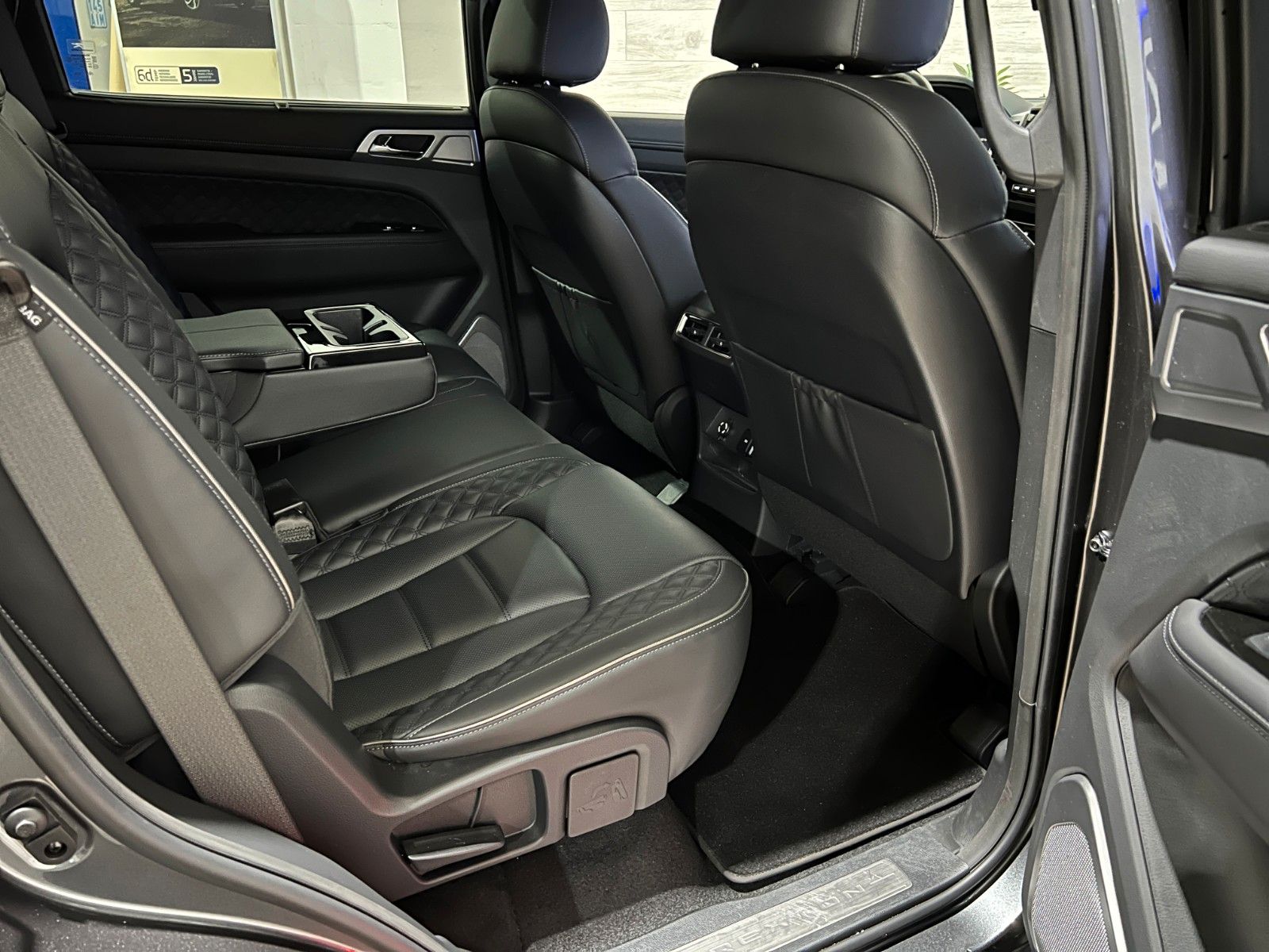 Fahrzeugabbildung Ssangyong REXTON Sapphire*AHK*360°*Sidesteps*Standheizung*