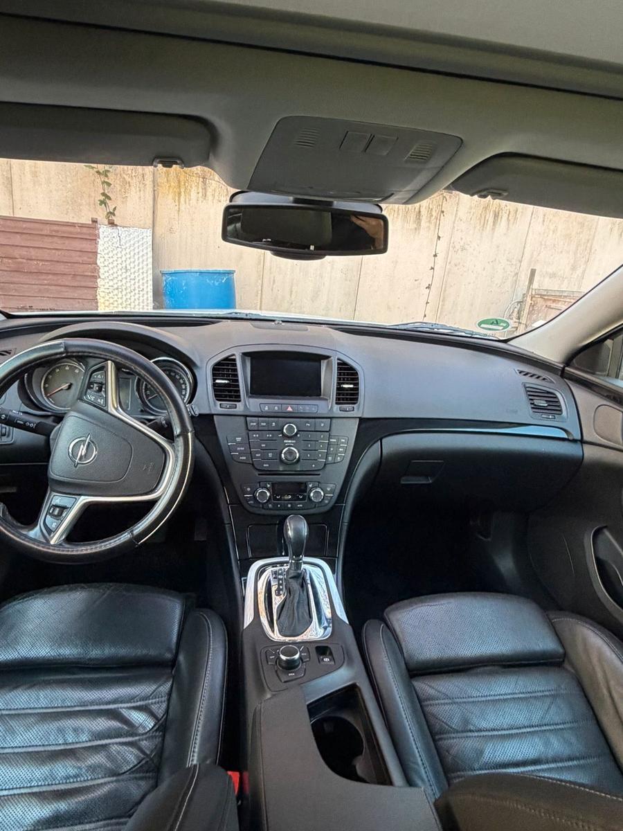 Opel Insignia 2009 — салон