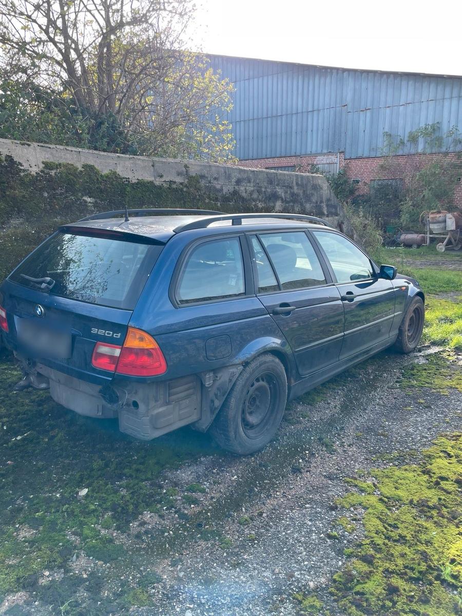 BMW 320 2004 — салон