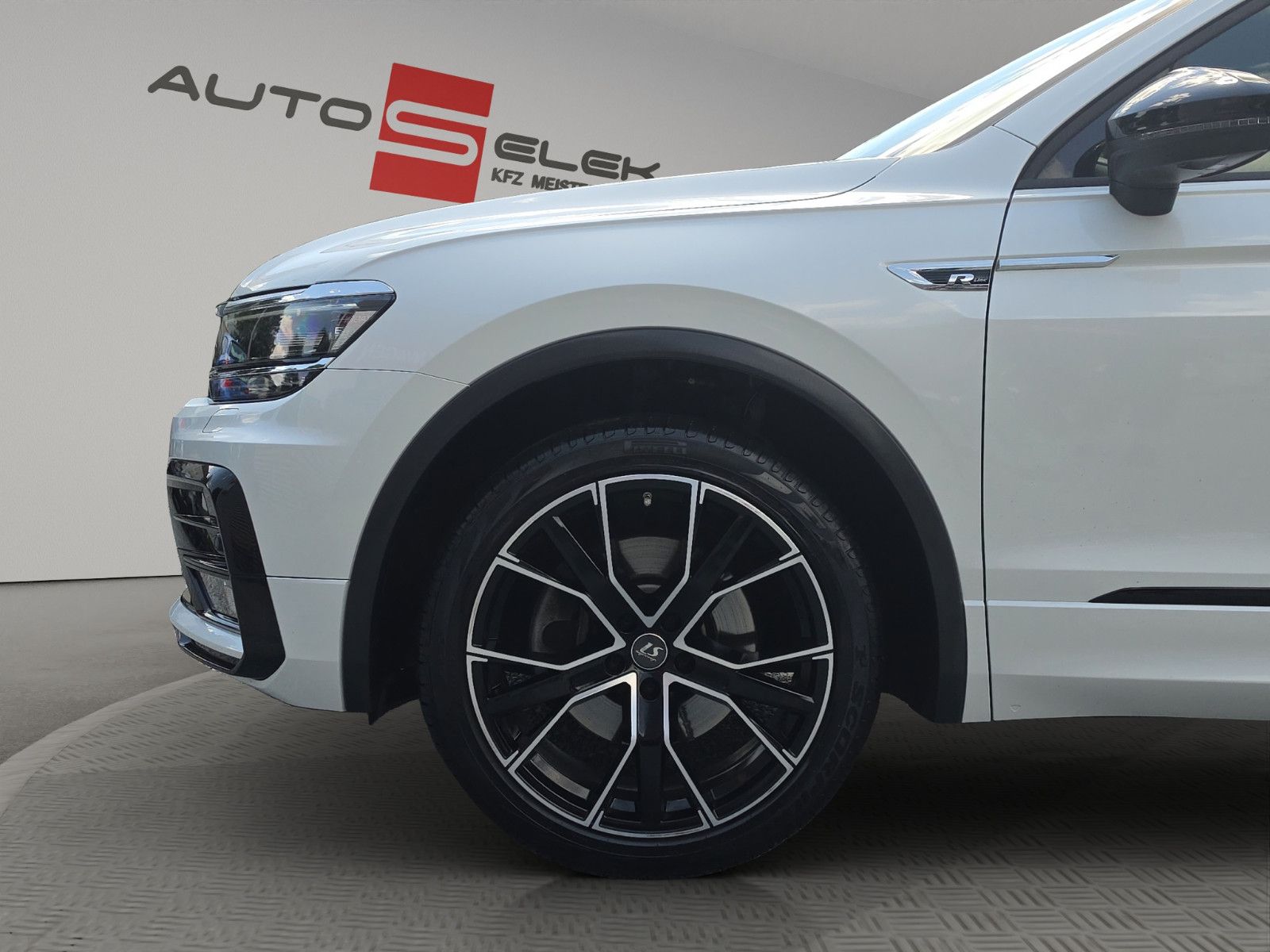 Fahrzeugabbildung Volkswagen Tiguan  R-LINE HiGHLiNE  4MOTION PANORAMA DACH
