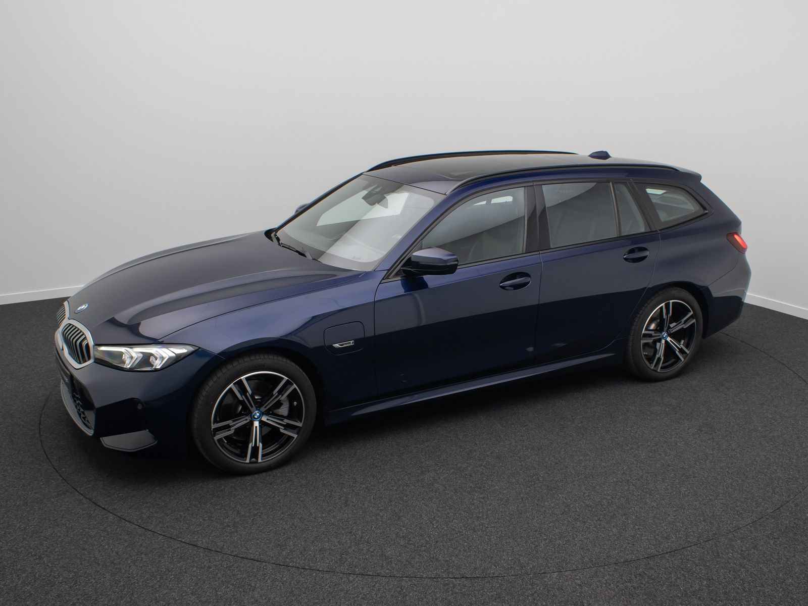 Fahrzeugabbildung BMW 320e M Sport AHK Panorama Stop&Go DAB H/K 18Zoll