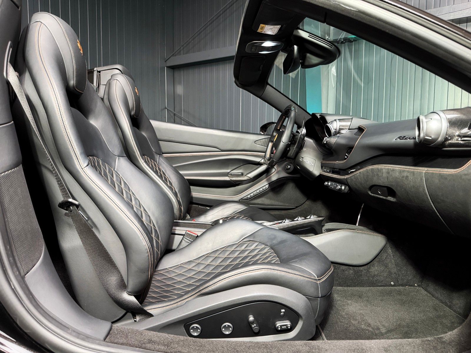 Fahrzeugabbildung Ferrari F8 Spider + Nero Daytona + Carbon + Lift + Garan