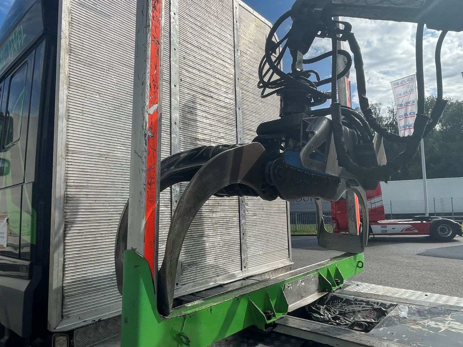 Fahrzeugabbildung DAF FAT XF 530 SSC, Holztransport, Greifer mit Säge