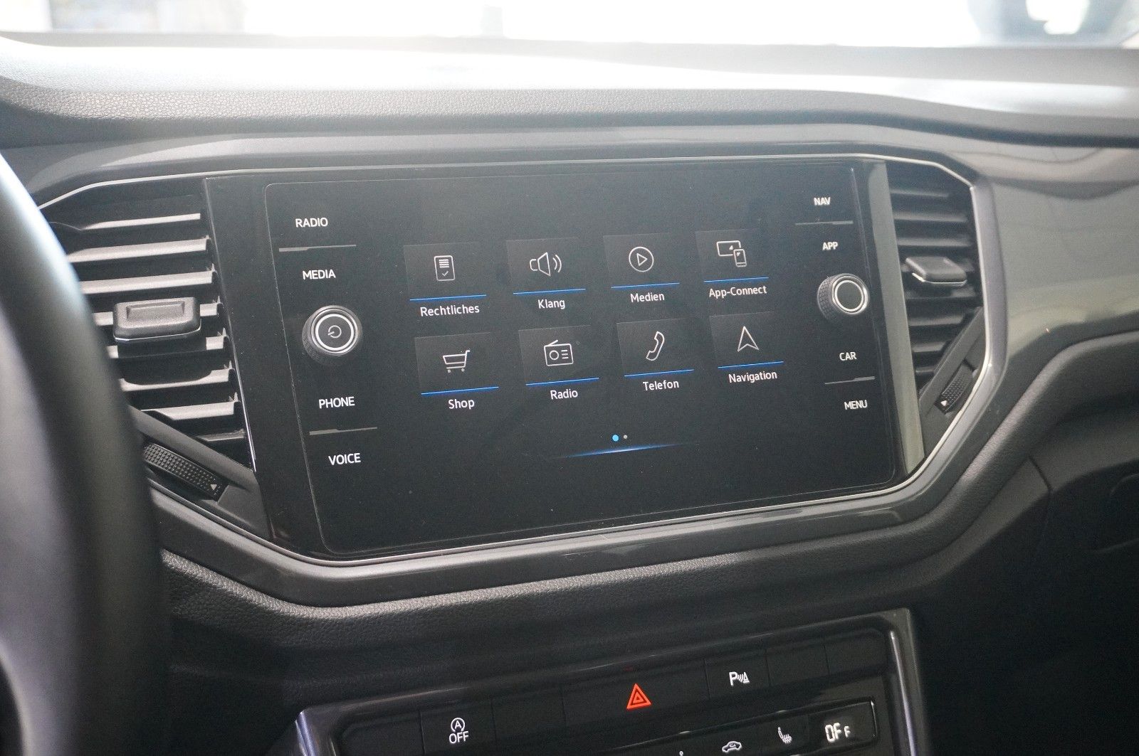 Fahrzeugabbildung Volkswagen T-Roc 1.5 TSI R-LINE SPORT NAVI/LED/KAMERA/VIRT.