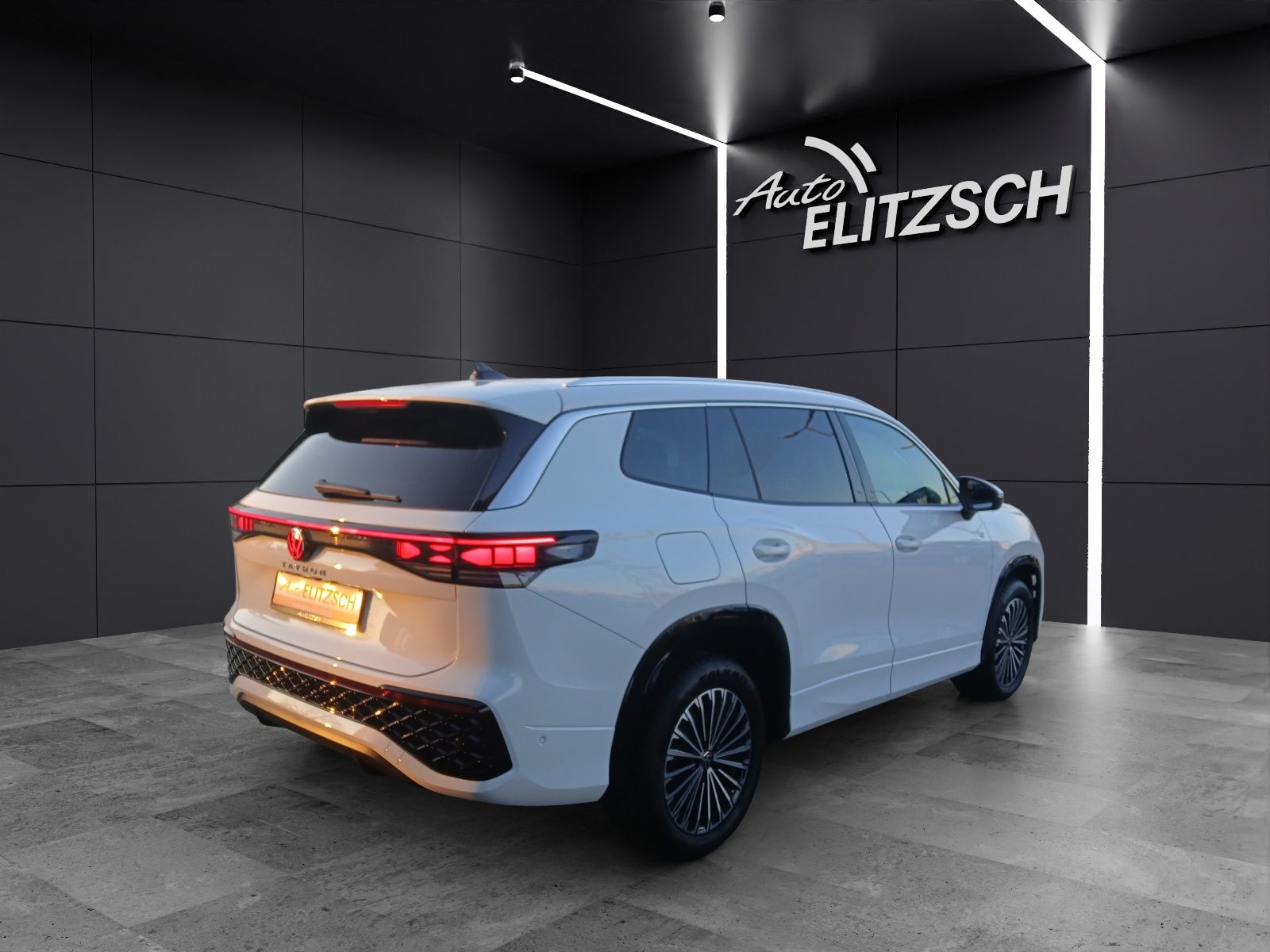 Fahrzeugabbildung Volkswagen Tayron R-Line TDI DSG 4M IQ.Light ACC STH AHK PA