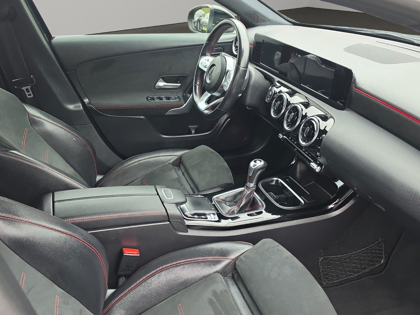 Fahrzeugabbildung Mercedes-Benz A 180 AMG*NIGHT*WIDESCREEN*MBUX*