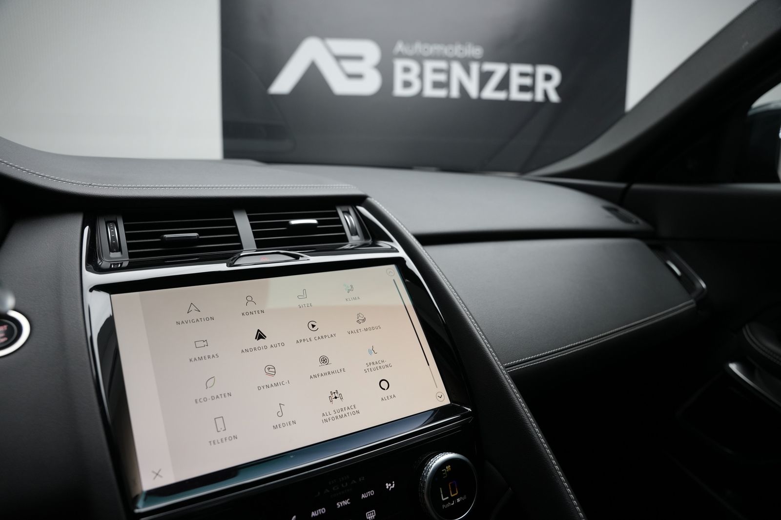 Fahrzeugabbildung Jaguar E-PACE R-Dynamic SE *Meridian*Memory*Virtual*ACC