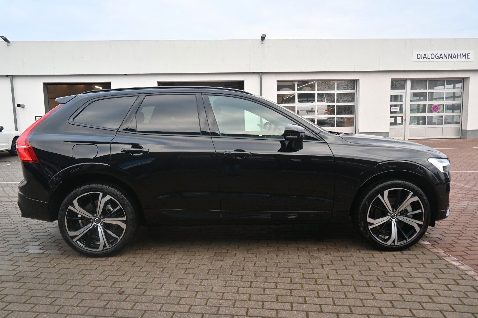 Fahrzeugabbildung Volvo XC60 B4 Benzin Plus Dark*STDHZG*360°*ACC*BLIS