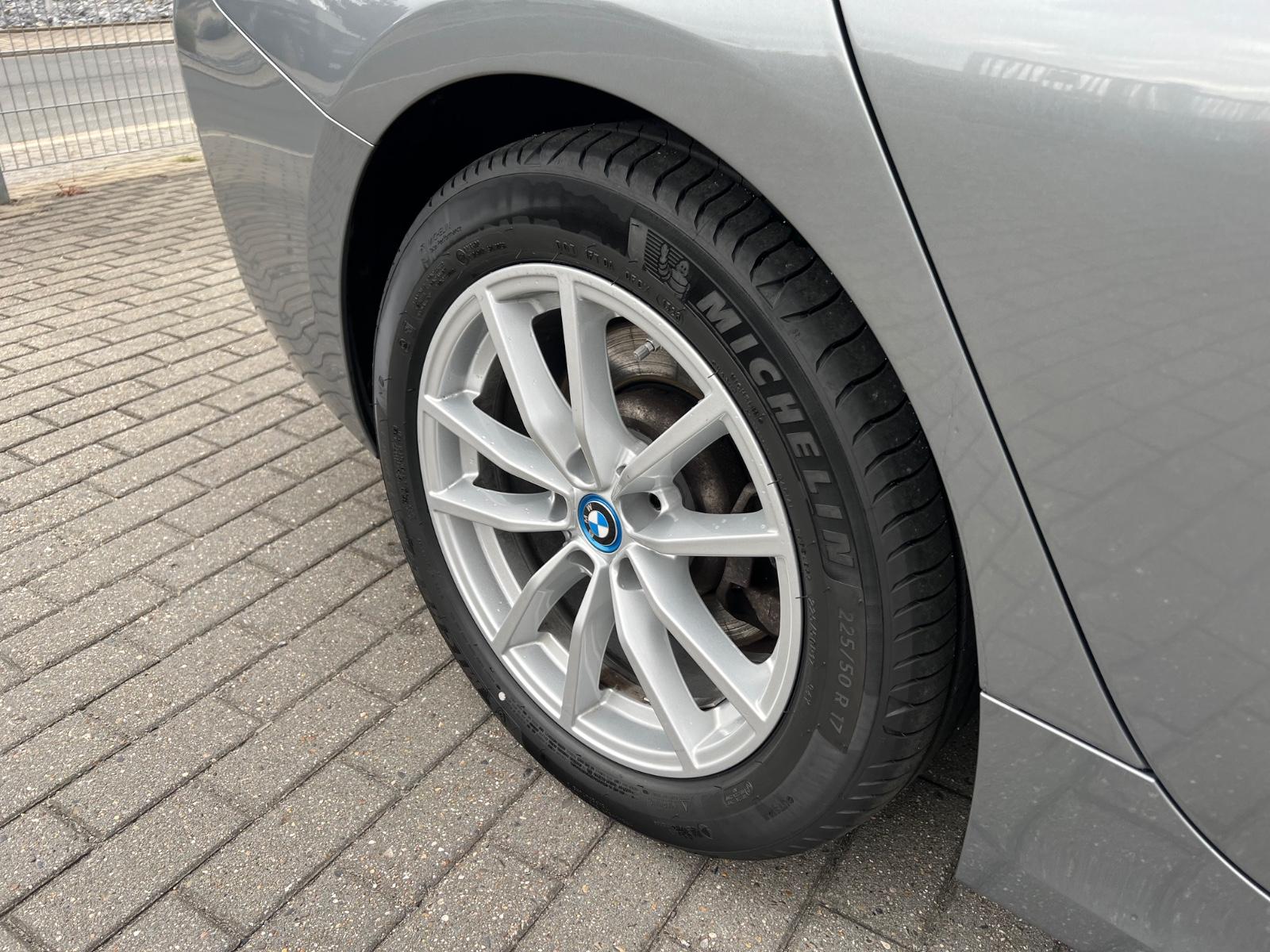 BMW 330e Touring ACC+AHK+Spur+Sportsitze Sensatec