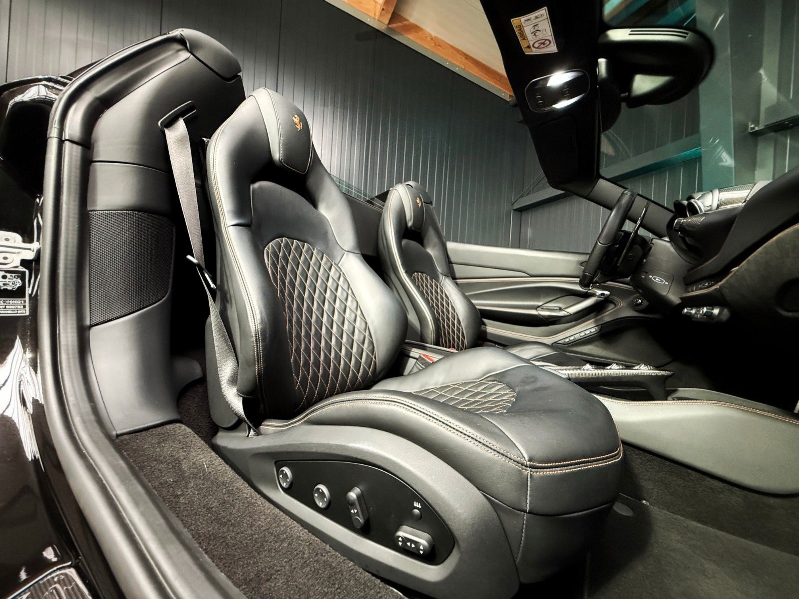 Fahrzeugabbildung Ferrari F8 Spider + Nero Daytona + Carbon + Lift + Garan