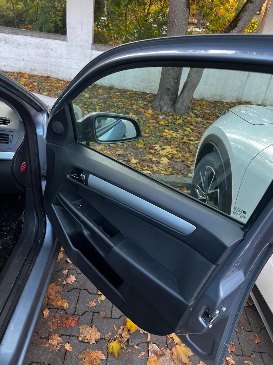 Opel Astra 2009 — photo 10