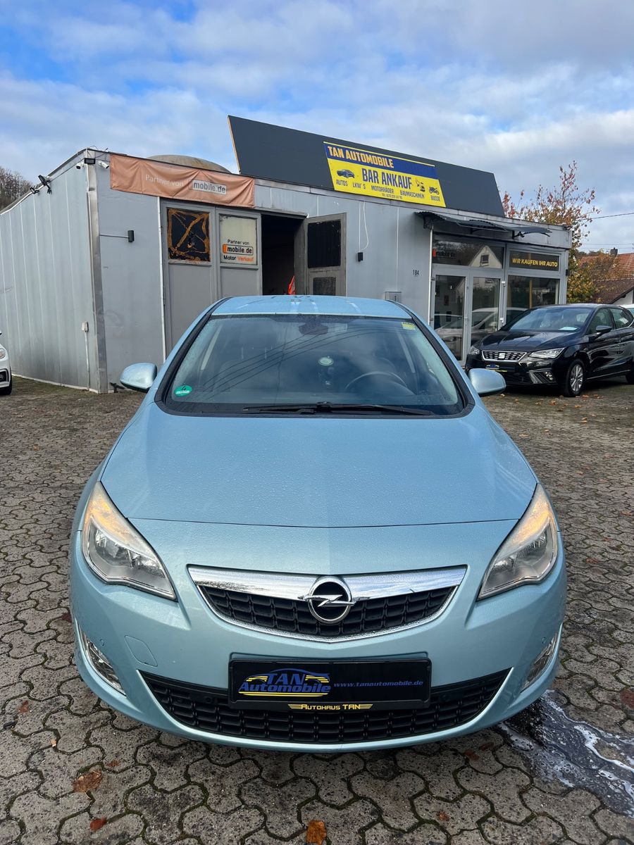 Fahrzeugabbildung Opel Astra J Lim. 5-trg. Cosmo AUTOMATIK