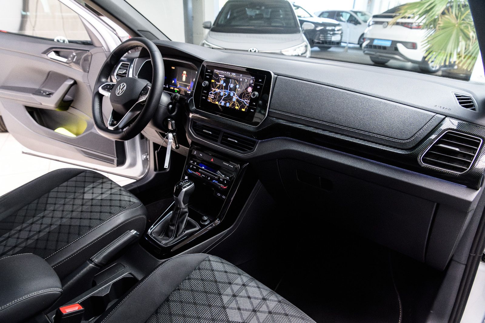 Fahrzeugabbildung Volkswagen T-Cross R-Line 1.5 TSI DSG IQ-LED+AHK+KAMERA+ACC