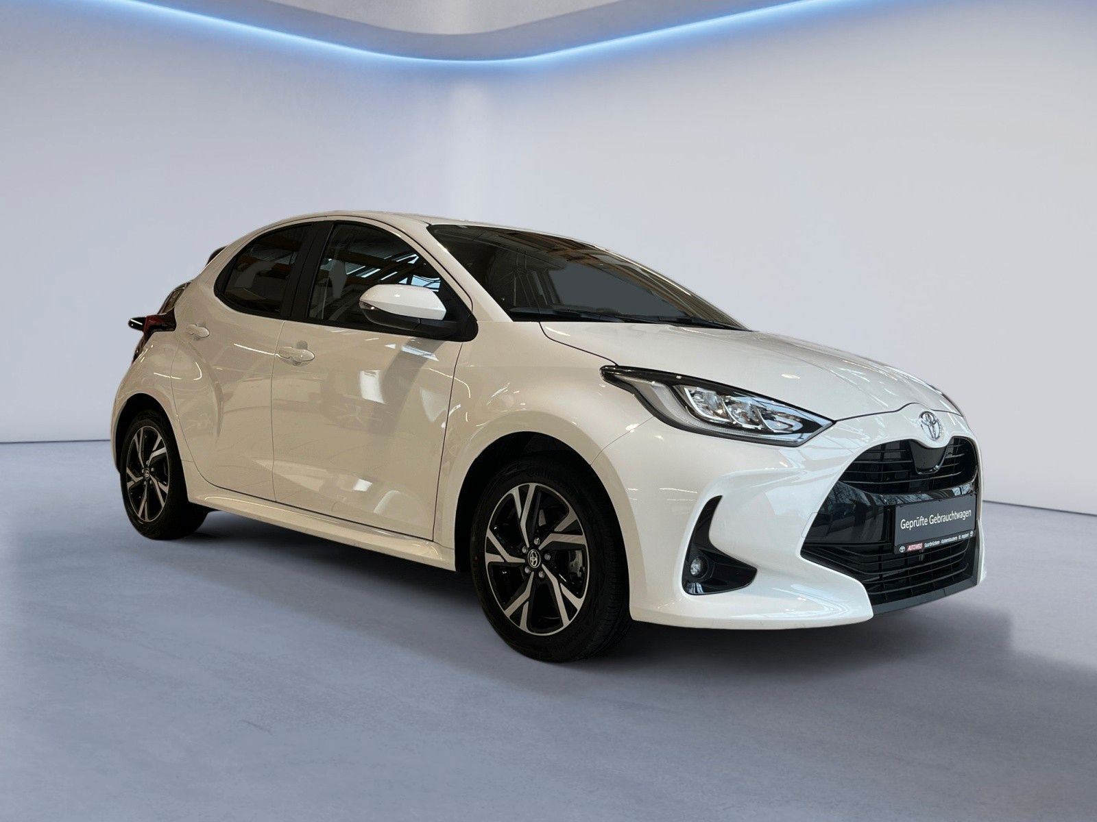 Fahrzeugabbildung Toyota Yaris Hybrid Teamplayer inkl. Rückfahrkamera