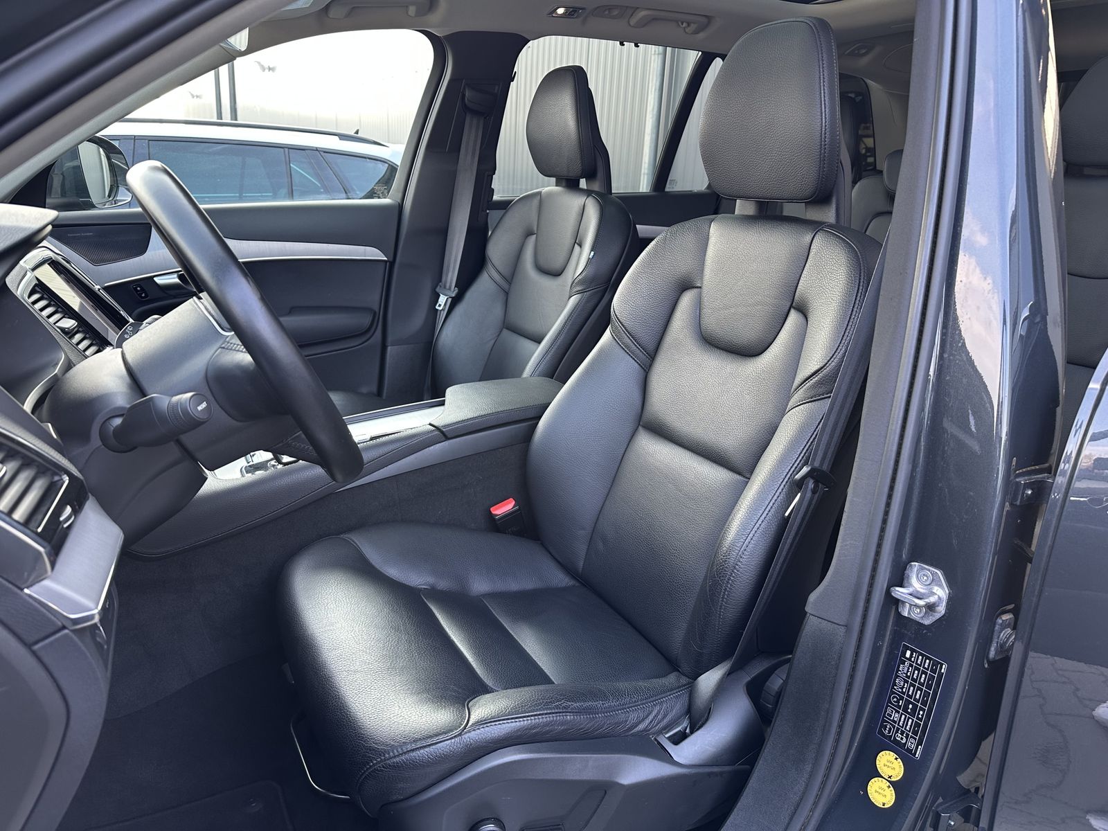 Fahrzeugabbildung Volvo XC90 B5 AWD Momentum Pro NAV+LED+VC+PANO+AHK+H&K