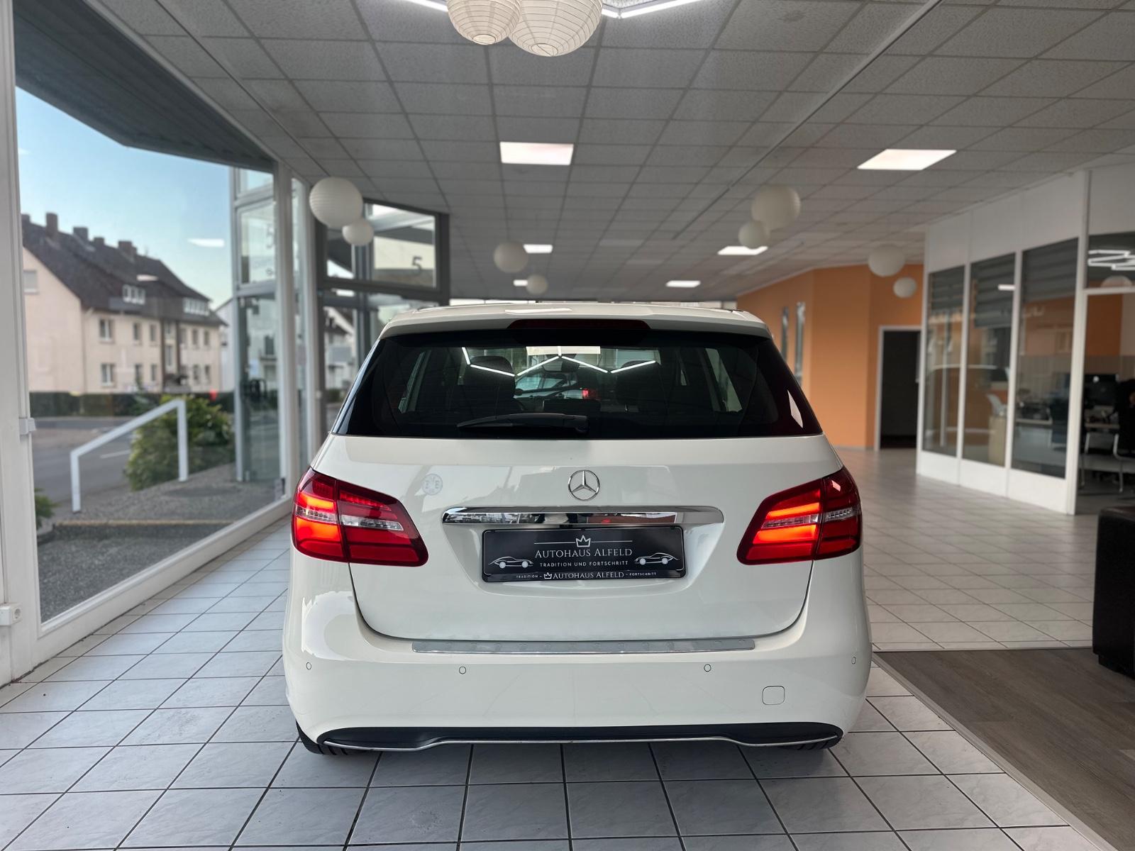 Mercedes-Benz B 180 Xenon Scheckheft Rückfahrkamera Style