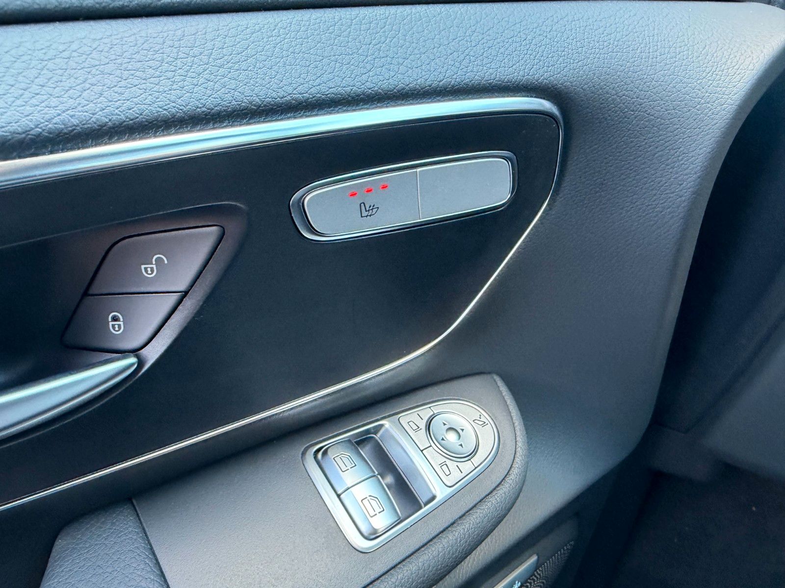 Fahrzeugabbildung Mercedes-Benz V 300 d STYLE AMG 4MATIC AIRMATIC DISTRONIC Pano