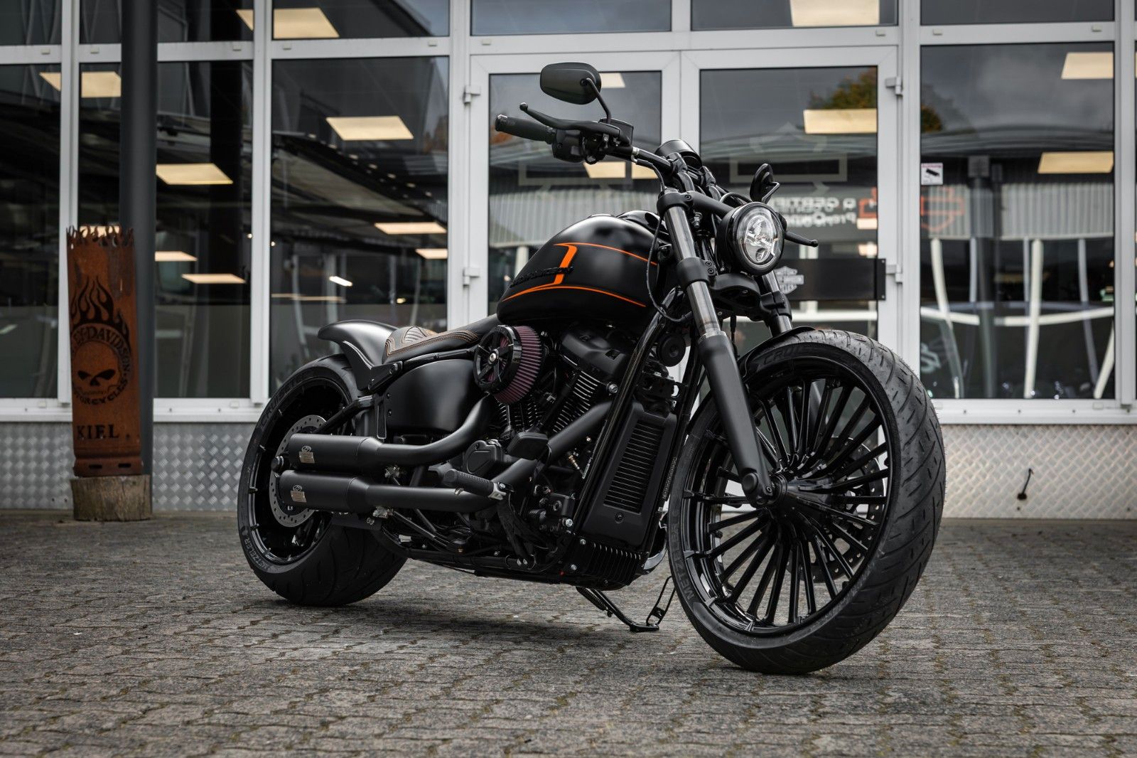 Fahrzeugabbildung Harley-Davidson Breakout DARKSIDE FXBR 117 MY25 -H-D Kiel Custom