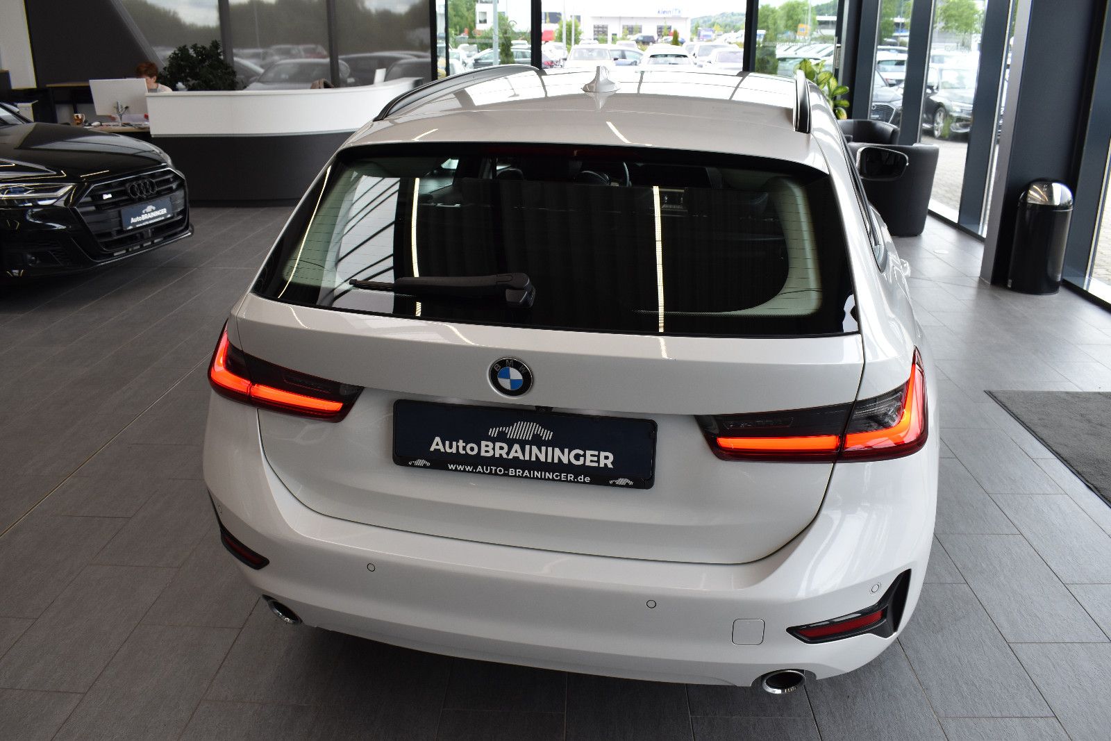 BMW 320d Touring Advantage Aut. LED~RFKam~ACC~LiveCo foto 6