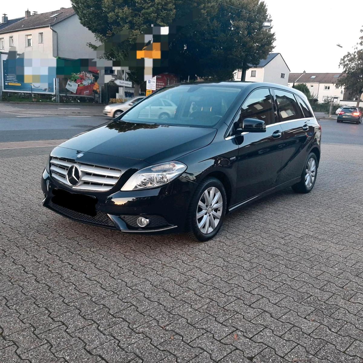 Mercedes-Benz B 180