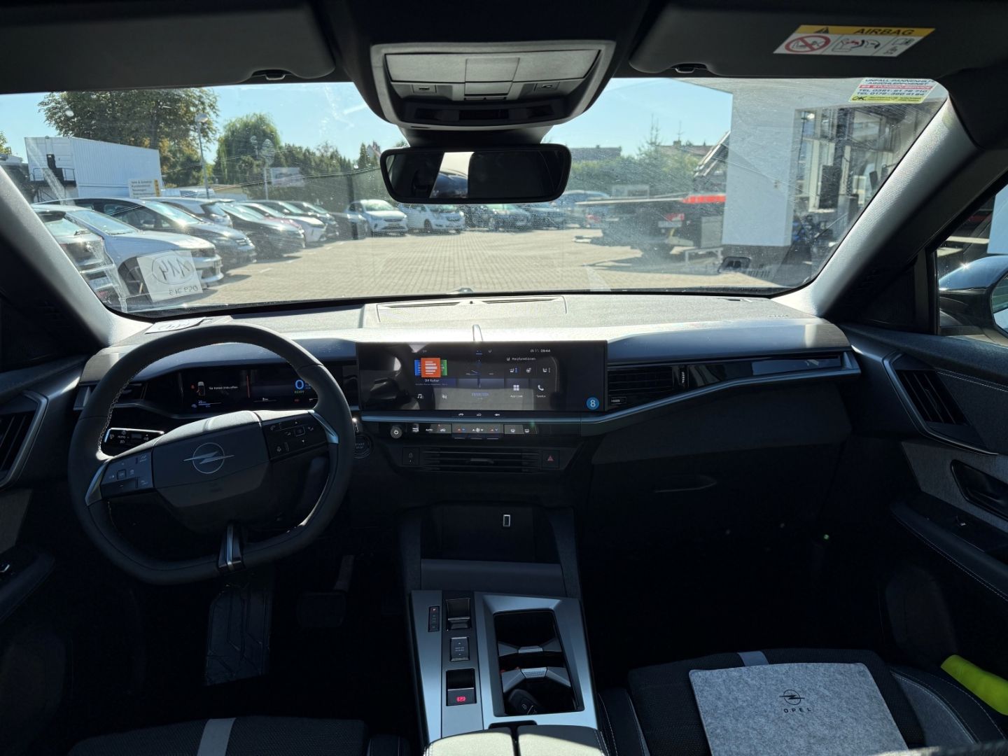 Fahrzeugabbildung Opel Grandland 1.6 Plug-in-Hybrid mit AHK+Allwetter