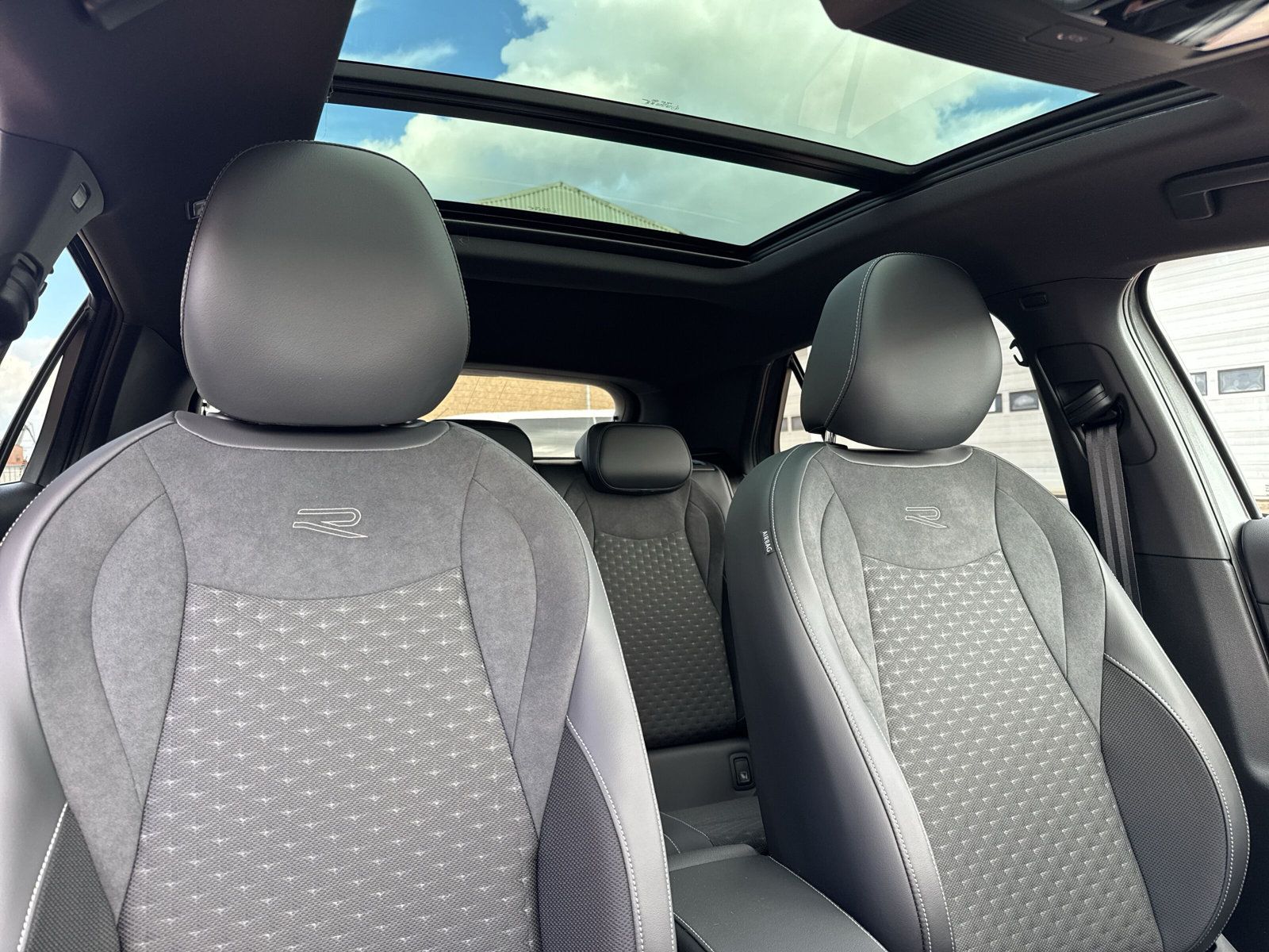 Fahrzeugabbildung Volkswagen T-Roc R-Line TSI 110 kW 7-Gang DSG