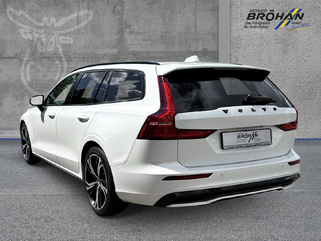 Fahrzeugabbildung Volvo V60 Kombi Plus Dark Recharge Plug-In Hybrid AWD