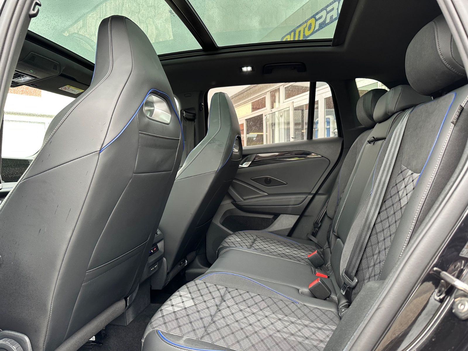 Fahrzeugabbildung Volkswagen Tiguan 2.0 TDI 4M R-Line Pano/AHK/ACC/Navi