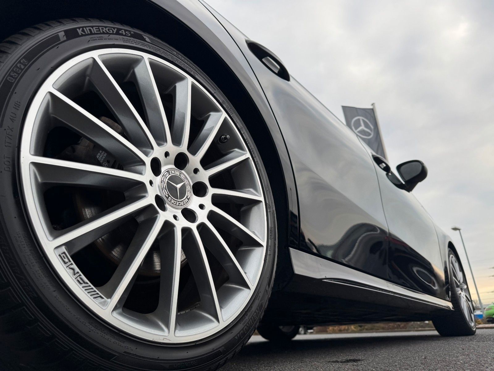 Fahrzeugabbildung Mercedes-Benz A 200 AMG 19"+Ambiente+R-Kamera+Pano+LED+MBUX