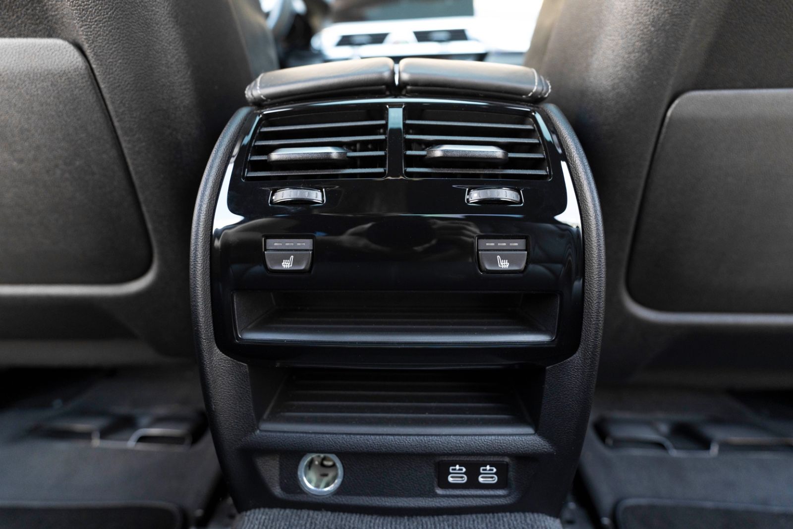 Fahrzeugabbildung BMW M550IX Massage Harman 360° Head UP LED NAV PDC