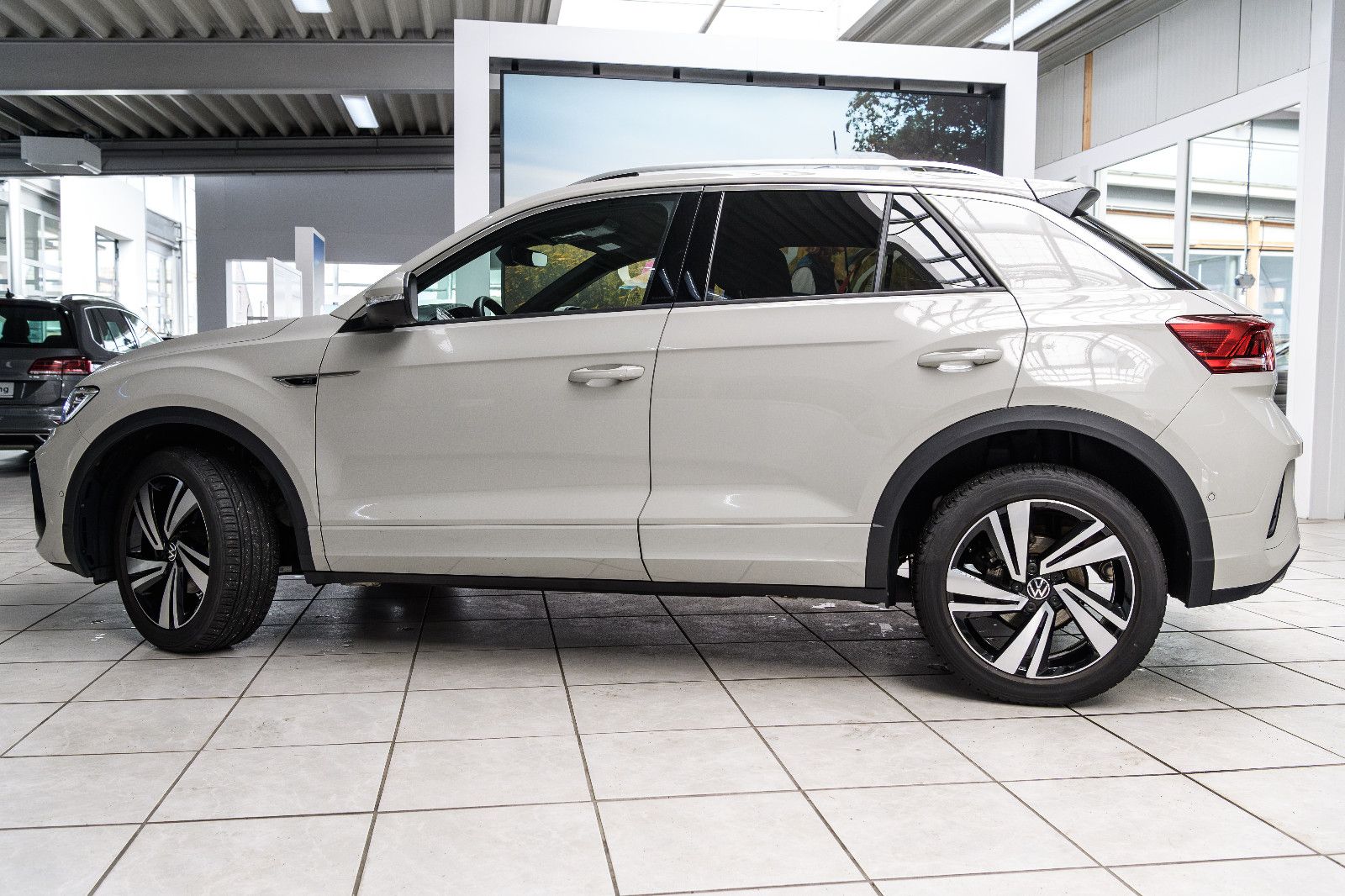 Fahrzeugabbildung Volkswagen T-Roc R-Line 1.5 TSI DSG LED+KAMERA+KEYLESS