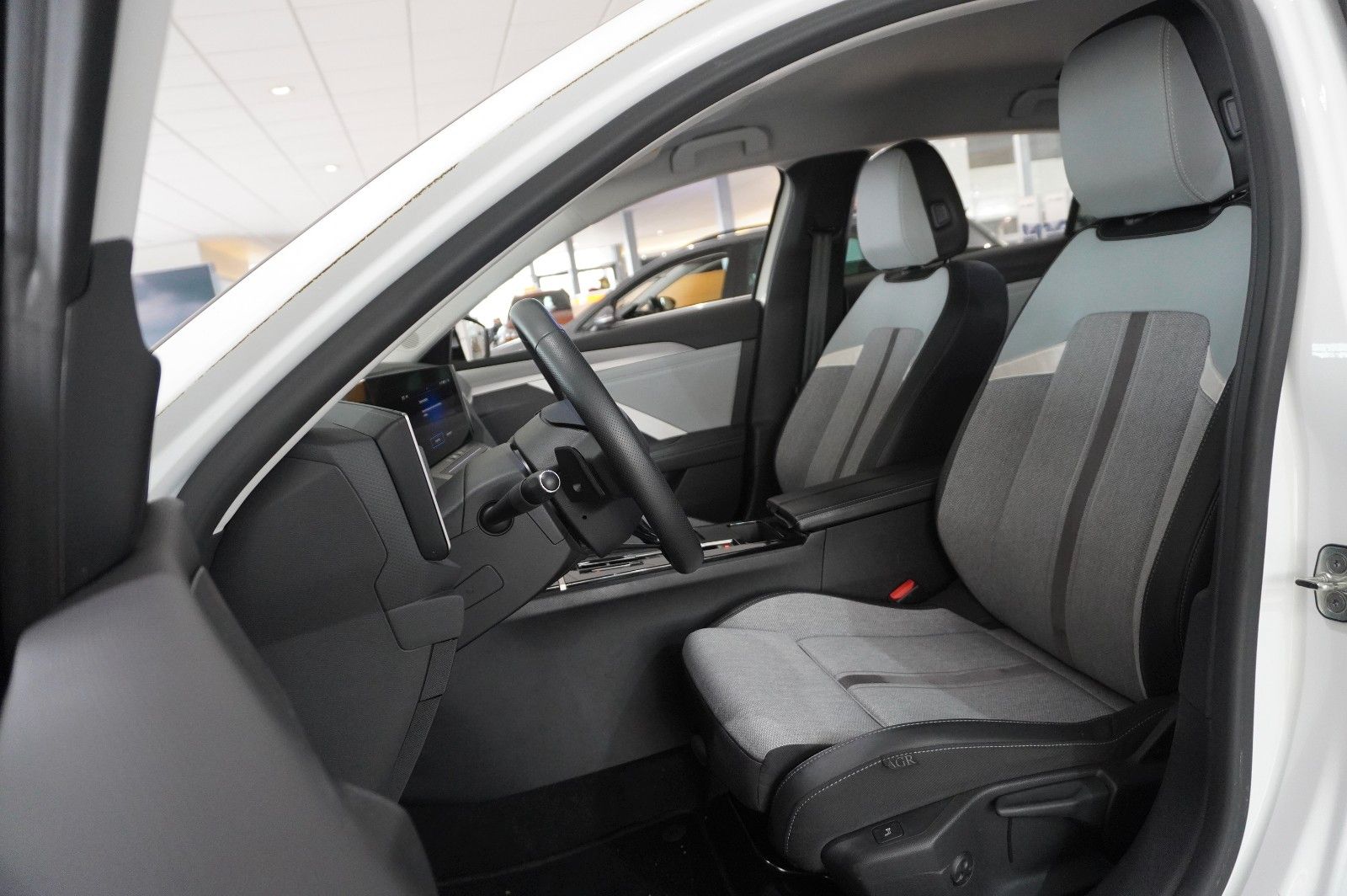 Fahrzeugabbildung Opel Astra L Lim. 1.2T ELEGANCE NAVI/LED/KAMERA/SPORT