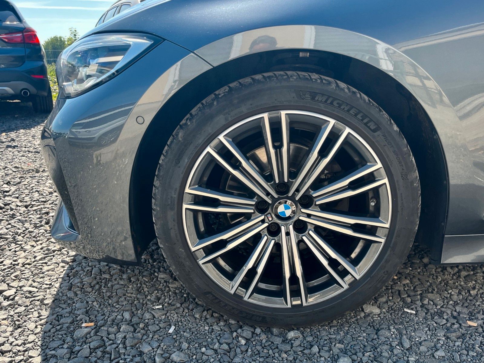 Fahrzeugabbildung BMW 320d Sport-Aut. M SPORTPAKET Navi Leder AHK LED