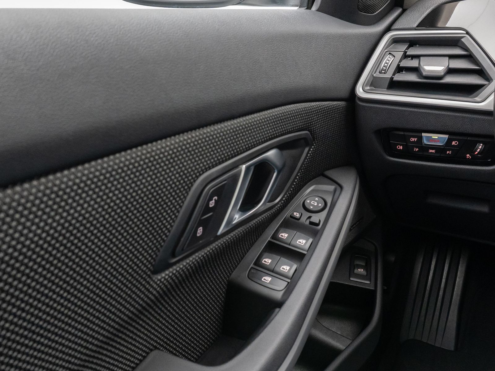 Fahrzeugabbildung BMW 320d  xD Panorama Kamera HUD DAB H/K Lenkradhzg