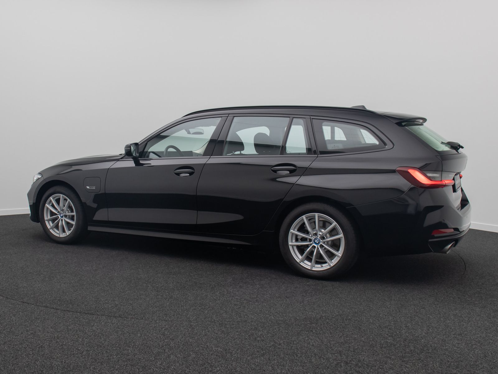 Fahrzeugabbildung BMW 320e GeschwindigReg AHK HiFi PDC CockpitPlus DAB