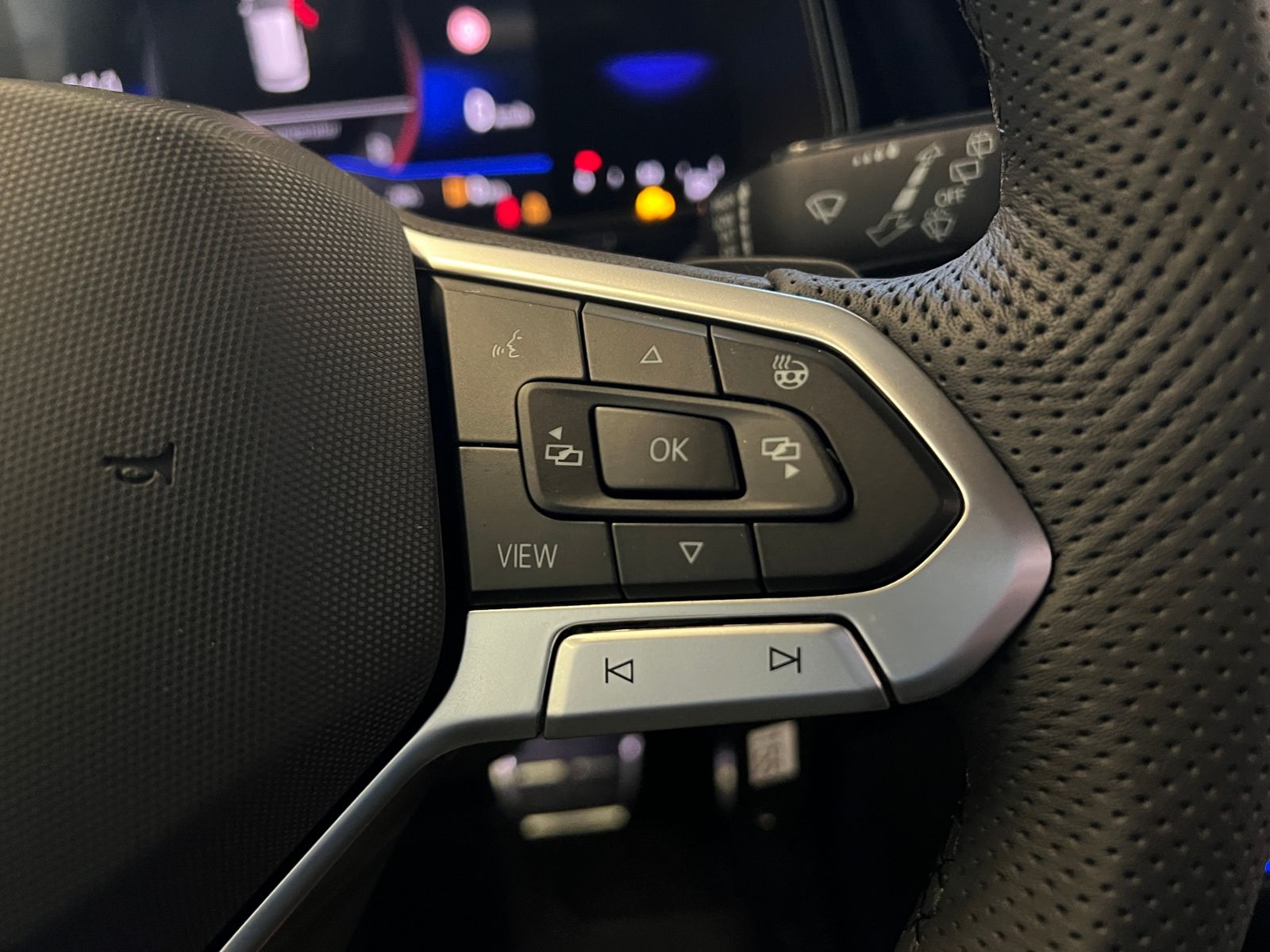 Fahrzeugabbildung Volkswagen T-Roc R-Line 1.5 TSI DSG *Black Style,AHK,Navi*