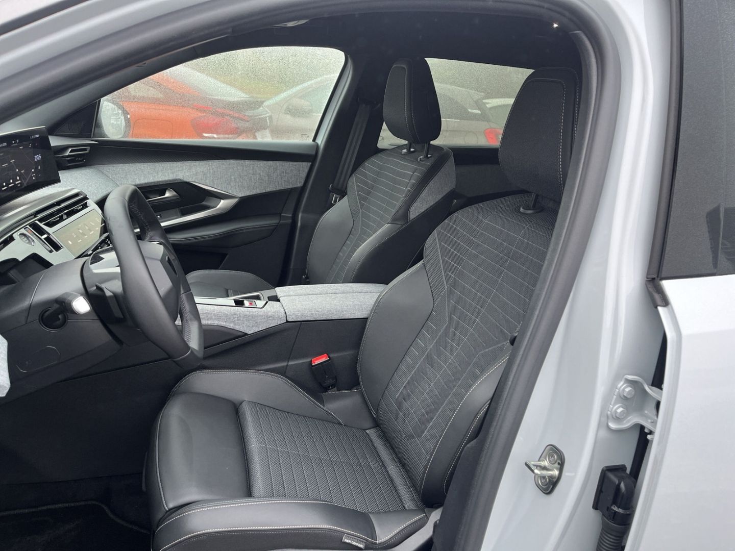 Fahrzeugabbildung Peugeot 5008 Hybrid 1.2 EU6e Neuer Allure HYBRID 136