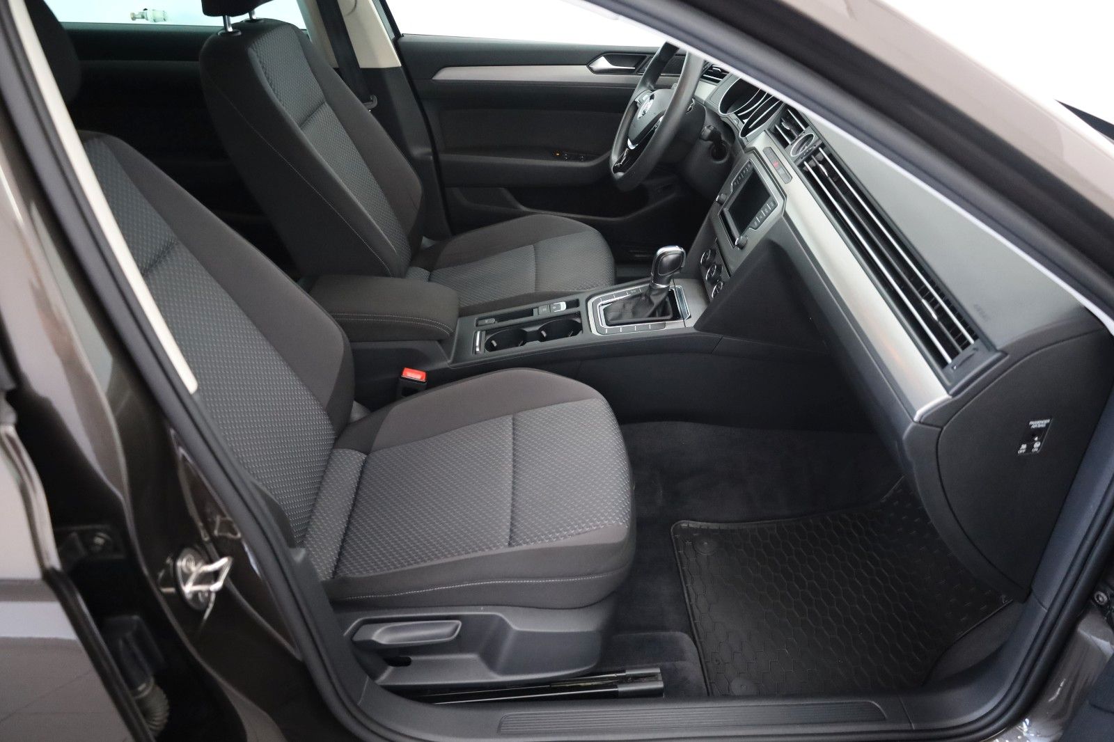 Fahrzeugabbildung Volkswagen Passat Variant Trendline DSG LED,SH,PDC,SR+WR