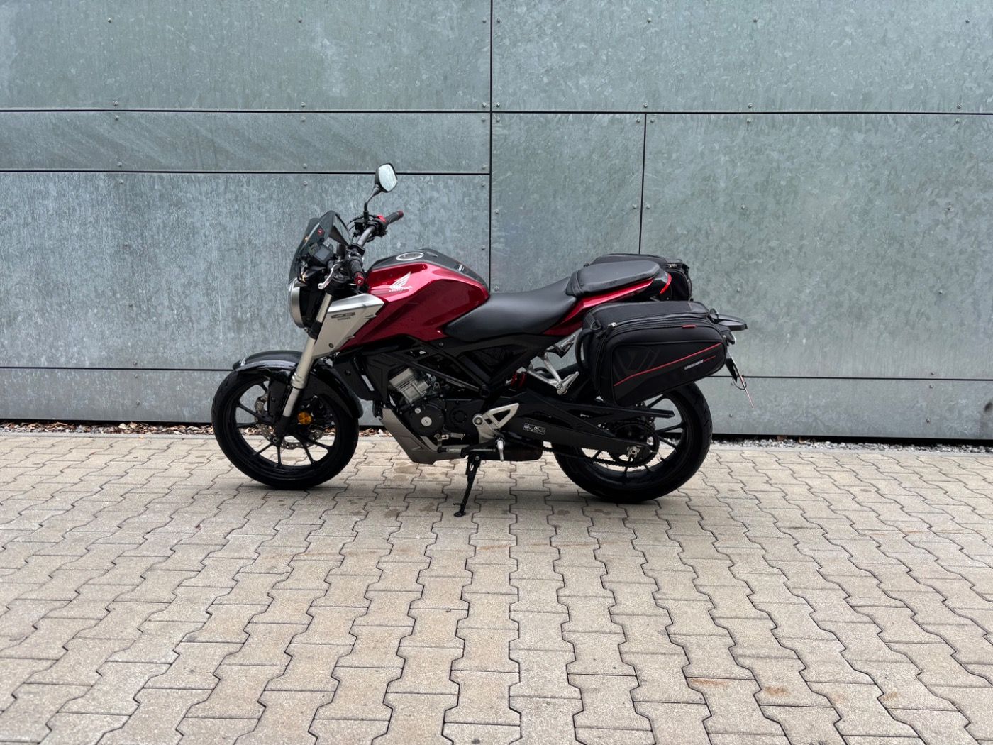 Fahrzeugabbildung Honda CB 125 R, Koffer, Windschild