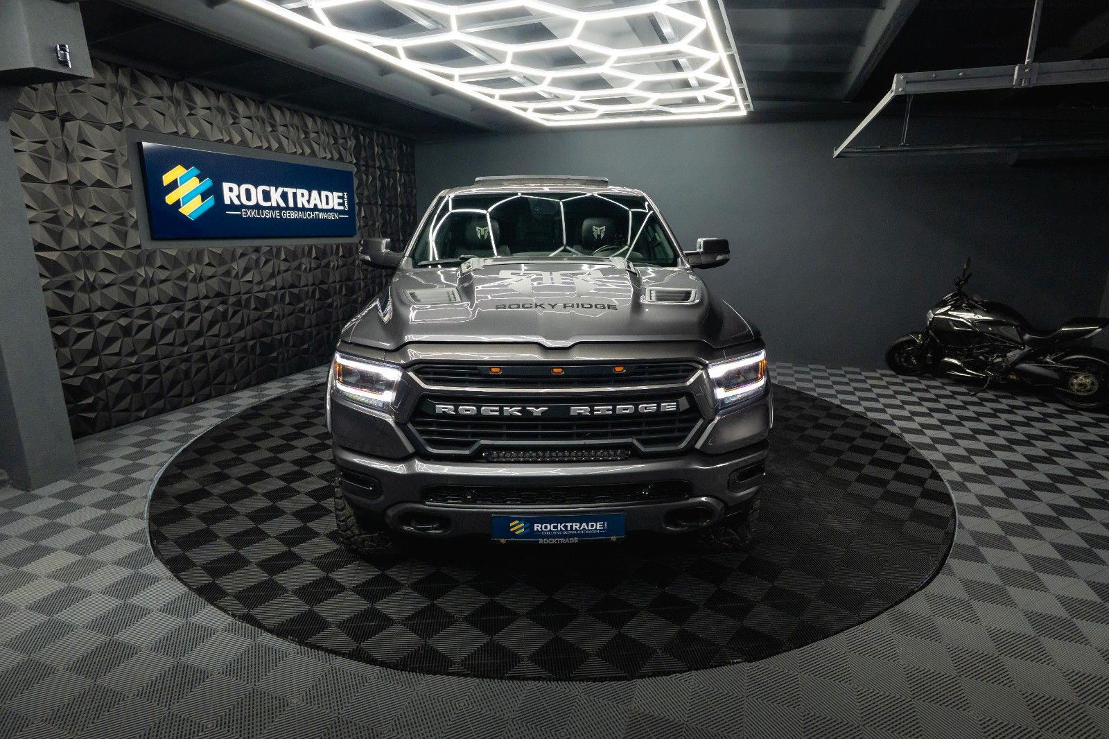 Fahrzeugabbildung Dodge RAM 5.7 V8 HEMI 4x4 ROCKY RIDGE OFFROAD Pano 19%