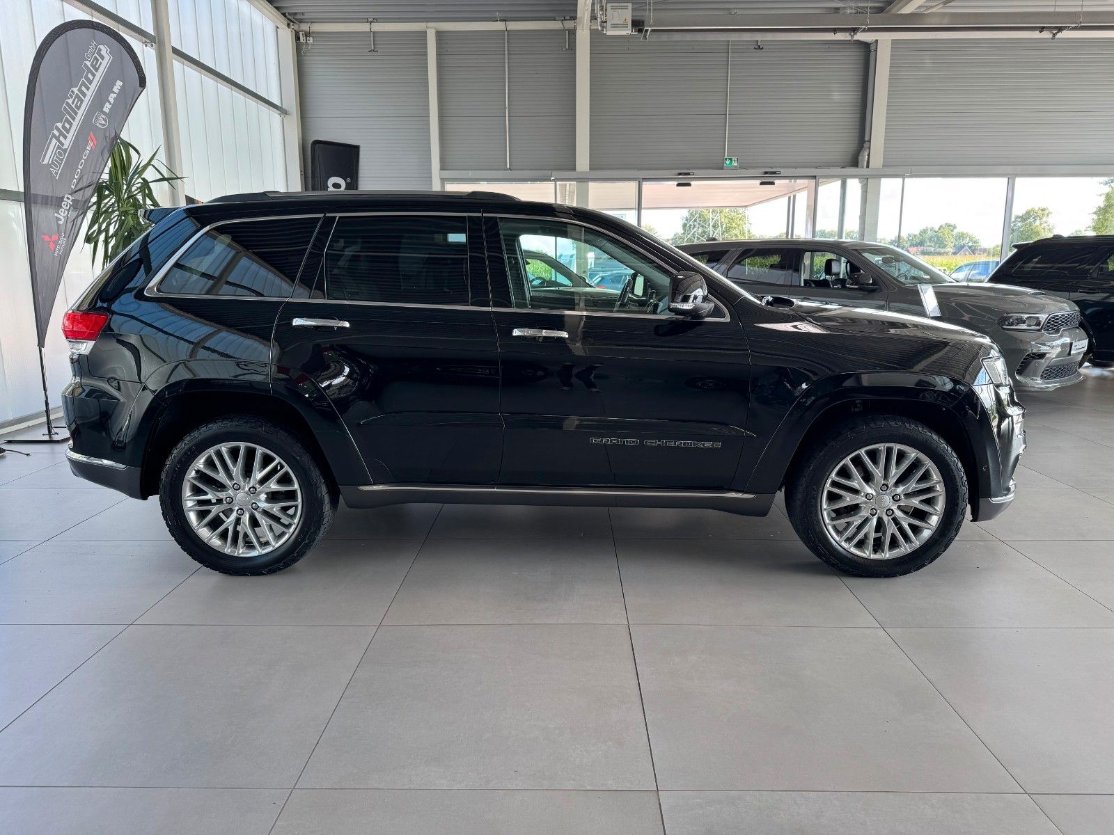 Fahrzeugabbildung Jeep Grand Cherokee 3.0 CRD Summit AHK Luft Pano