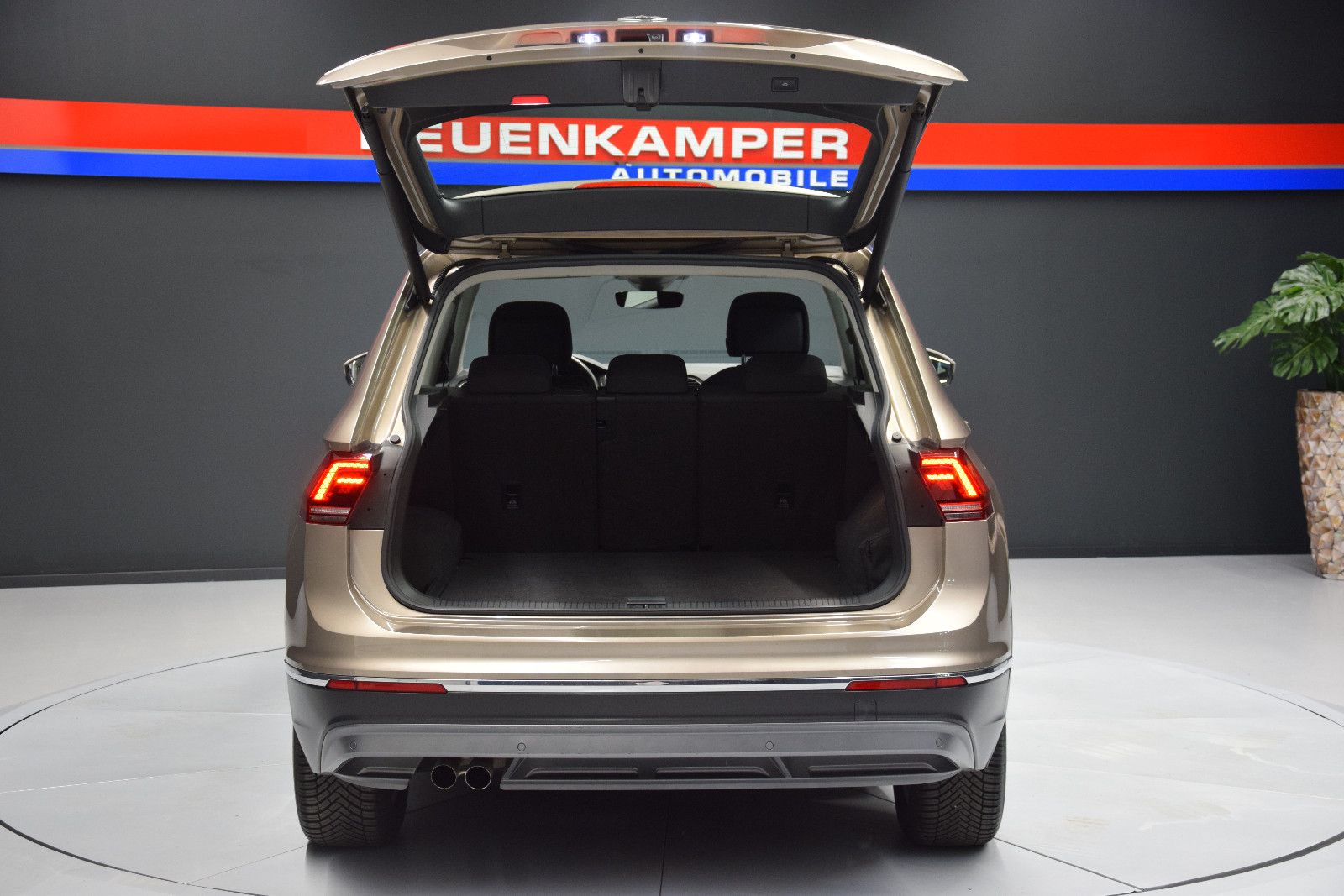 Fahrzeugabbildung Volkswagen Tiguan Highline 4Motion AHK el.Heckklappe ACC
