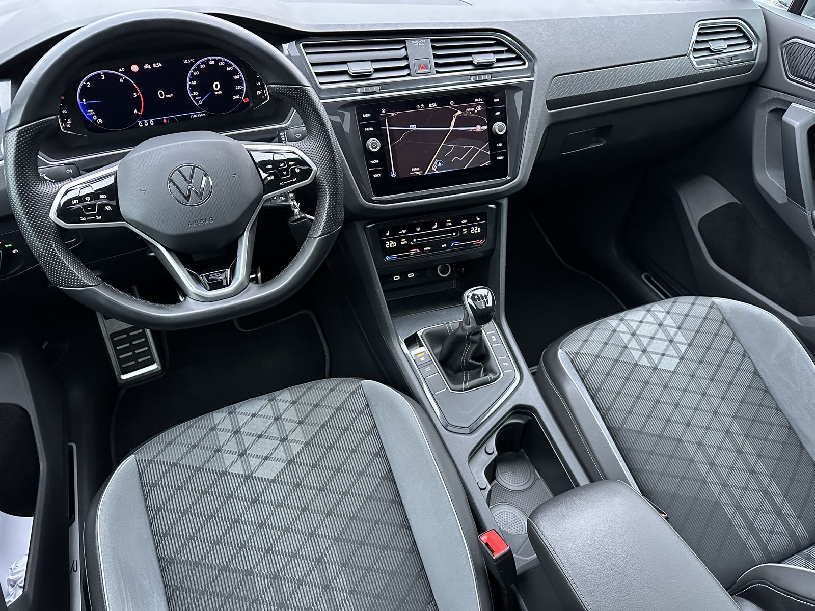 Fahrzeugabbildung Volkswagen Tiguan 2.0 TDI R-Line NAV+LED+AHK+PANO+KAMERA+PP