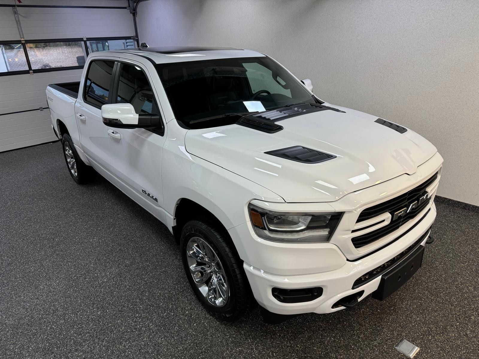 Fahrzeugabbildung Dodge LARAMIE CREW CAB SPORT  12" LUFTFEDER  HEMI 4x4