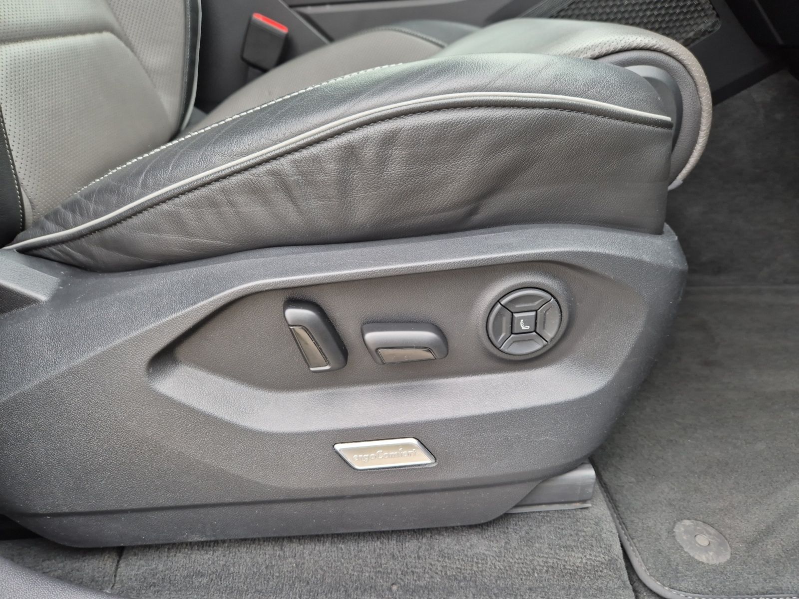 Fahrzeugabbildung Volkswagen Touareg TDI R-Line 4M Matrix Luft Navi Pano Lede