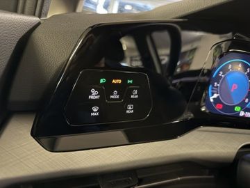 Fotografie des VW Golf VIII Variant 1,5l eTSI DSG Life