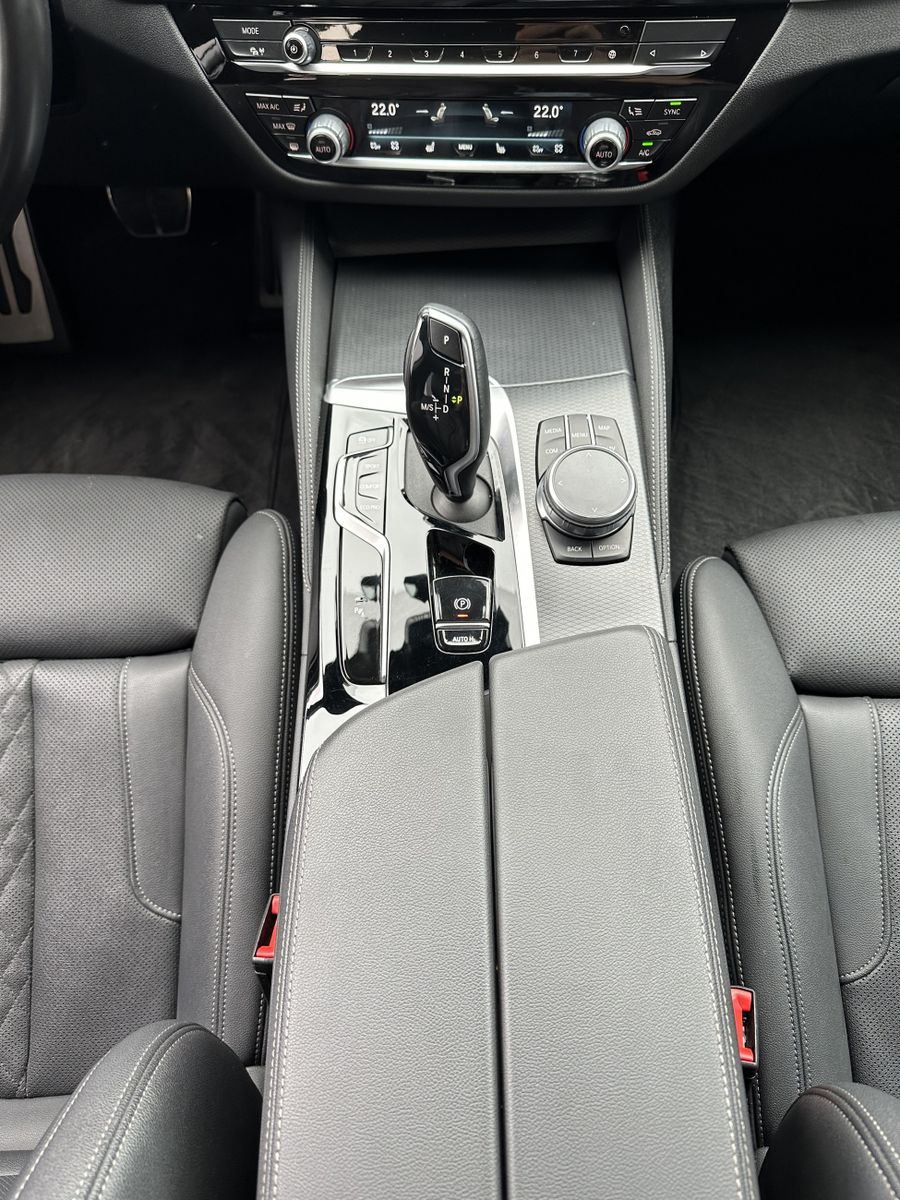 Fahrzeugabbildung BMW 520d Touring xDrive M-Sport NAV+LED+AHK+KAMERA