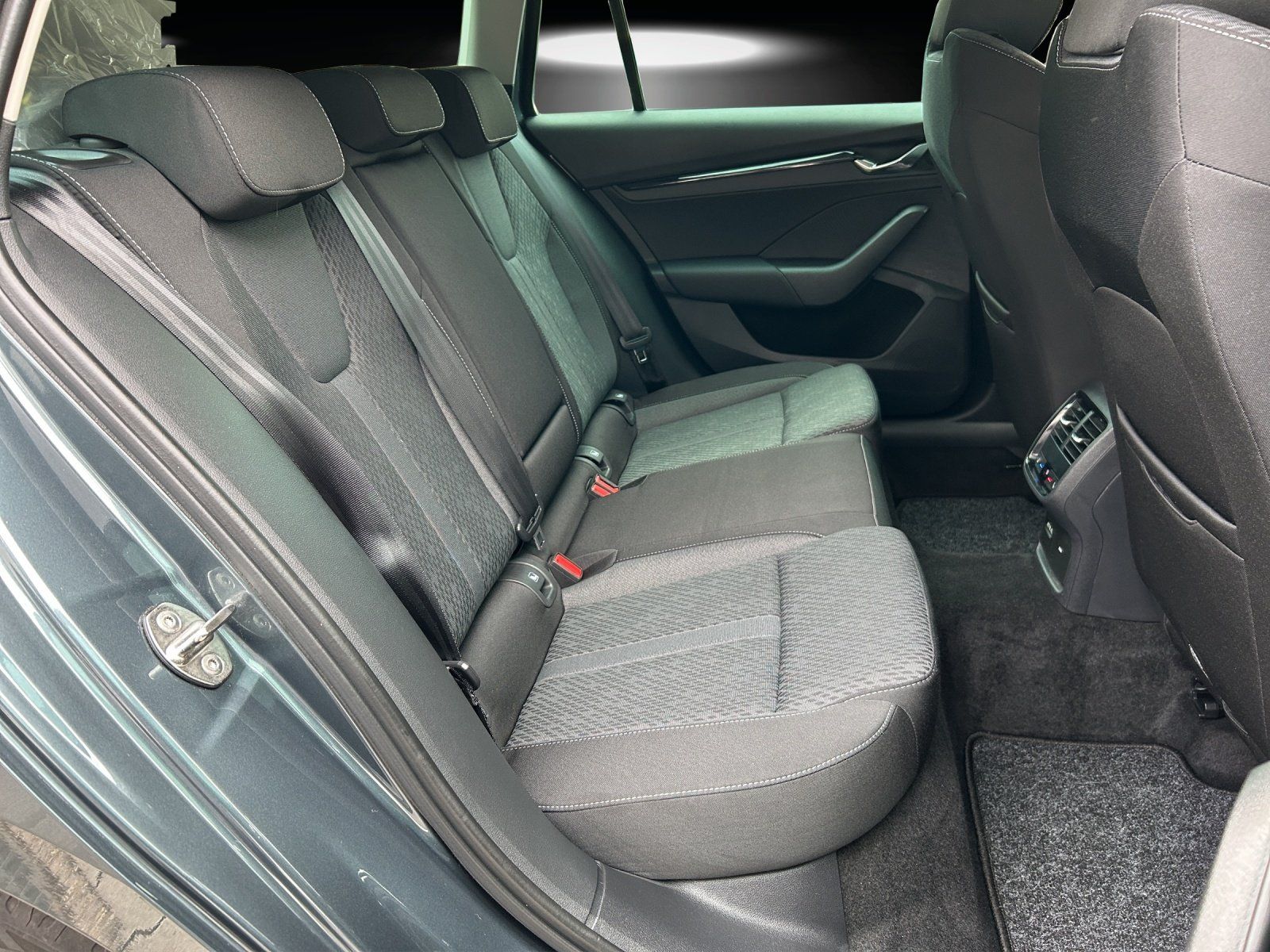 Fahrzeugabbildung SKODA Octavia Combi 1.5 TSI DSG Clever/KAMERA/ACC/LED/
